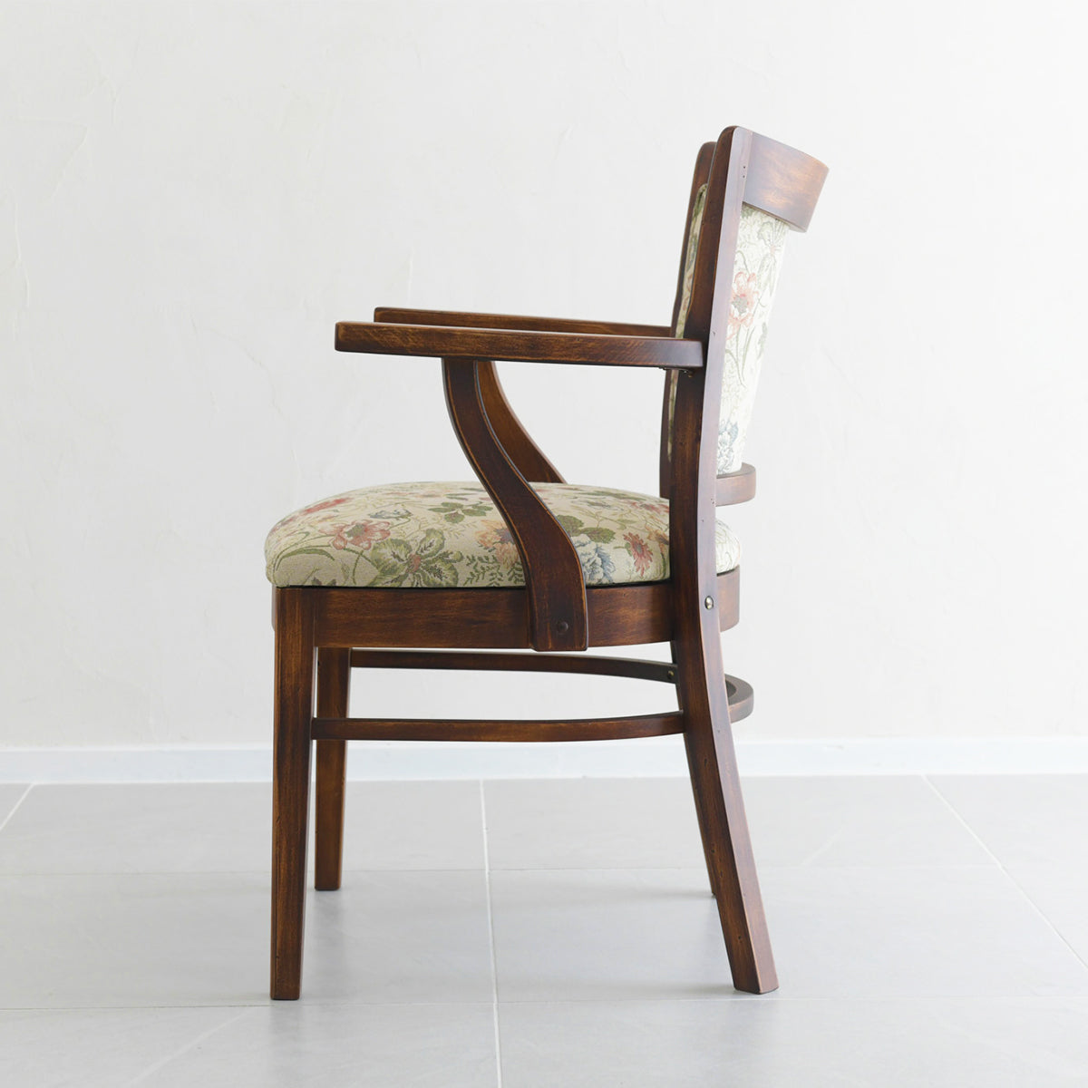 HUTTEN(ハッテン) 1362/46 パーソナルチェア 肘付き 布張り アンティーク クラシック ラウンジチェア 飲食店 店舗 式場