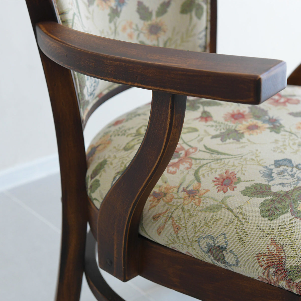 HUTTEN(ハッテン) 1362/46 パーソナルチェア 肘付き 布張り アンティーク クラシック ラウンジチェア 飲食店 店舗 式場