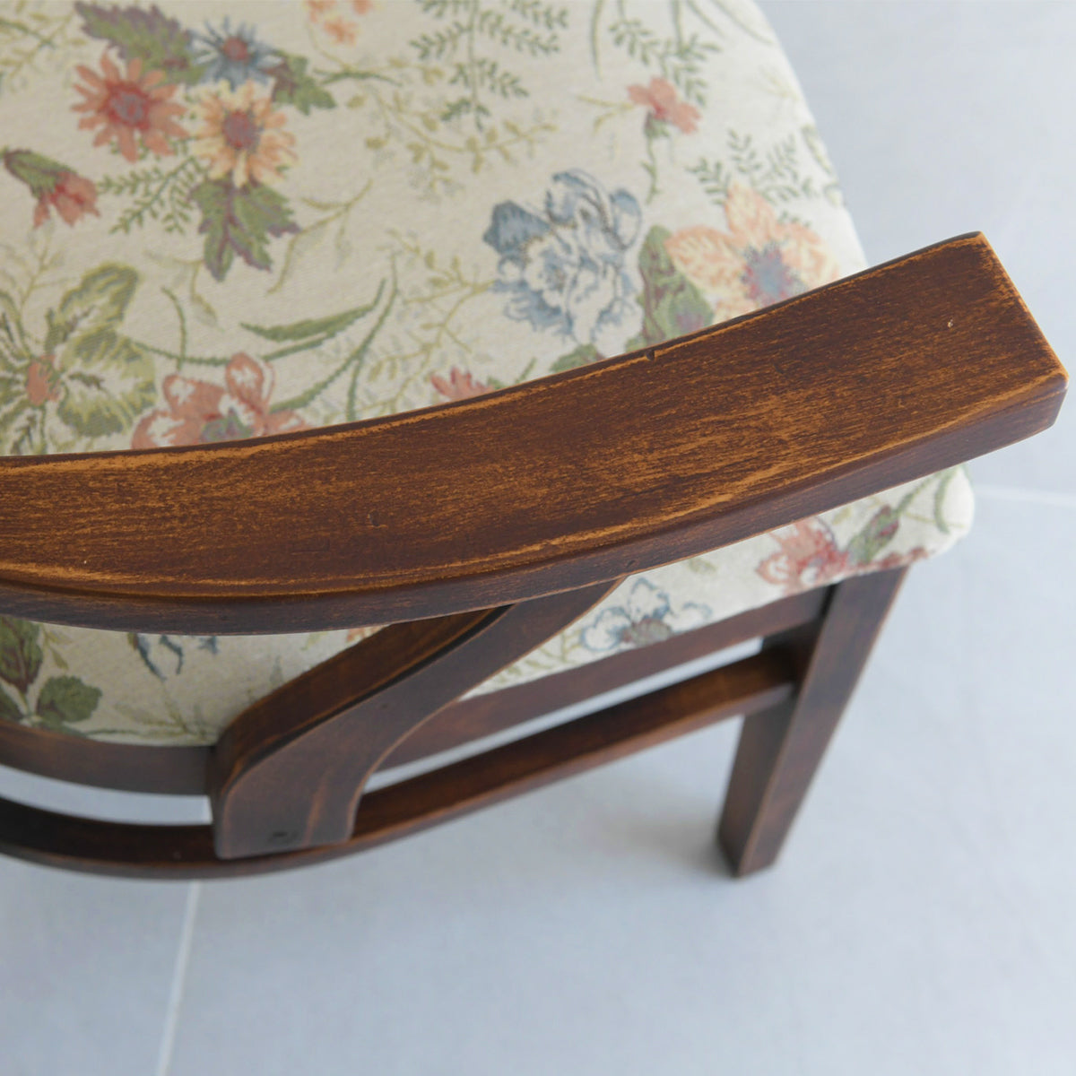 HUTTEN(ハッテン) 1362/46 パーソナルチェア 肘付き 布張り アンティーク クラシック ラウンジチェア 飲食店 店舗 式場