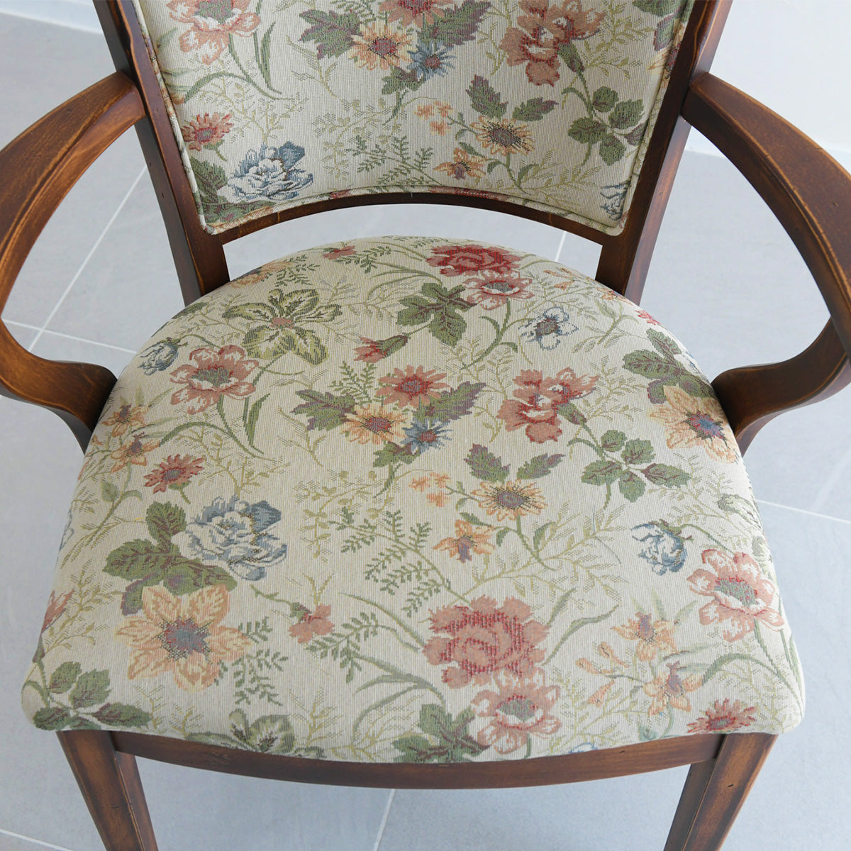 HUTTEN(ハッテン) 1362/46 パーソナルチェア 肘付き 布張り アンティーク クラシック ラウンジチェア 飲食店 店舗 式場