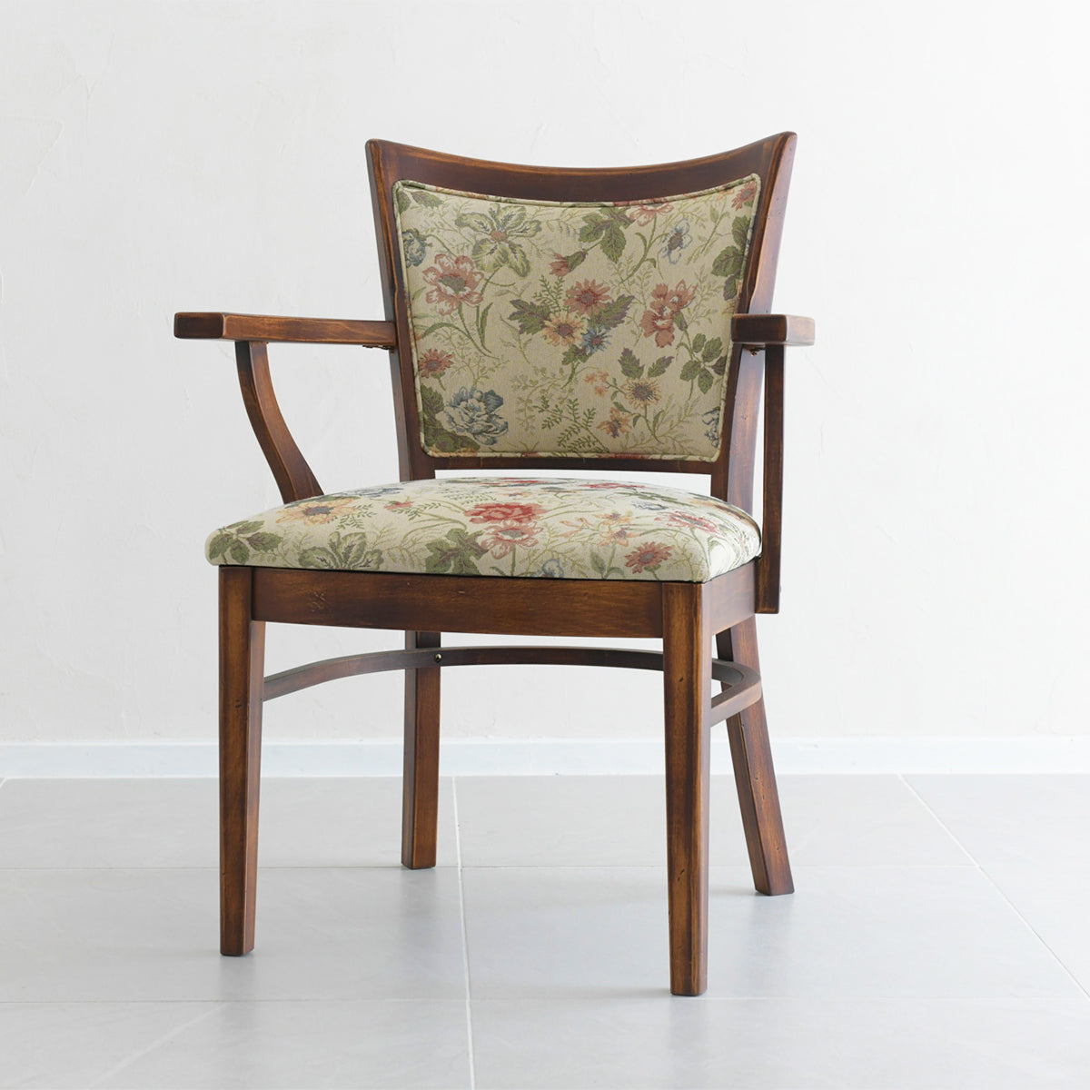 HUTTEN(ハッテン) 1362/46 パーソナルチェア 肘付き 布張り アンティーク クラシック ラウンジチェア 飲食店 店舗 式場