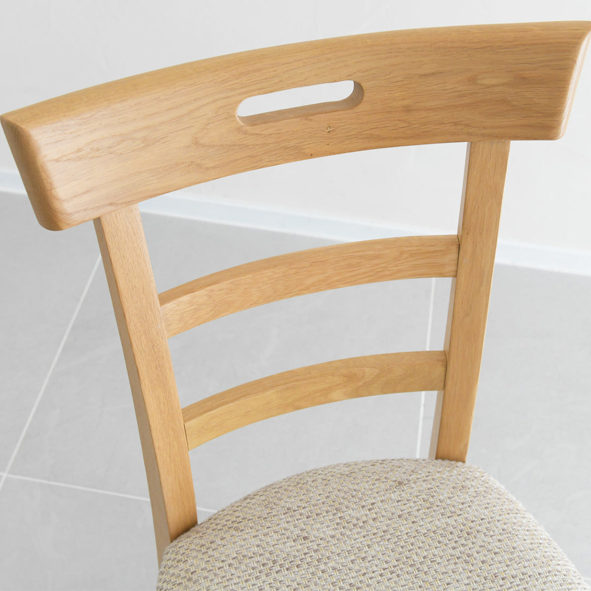 HUTTEN(ハッテン) 129-E/46 ダイニングチェア ハイバックタイプ 座面布張り 取っ手付き