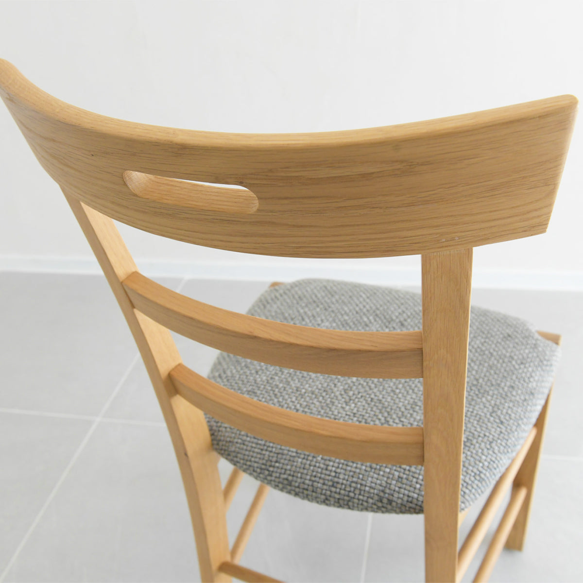 HUTTEN(ハッテン) 129-E/46 ダイニングチェア ハイバックタイプ 座面布張り 取っ手付き