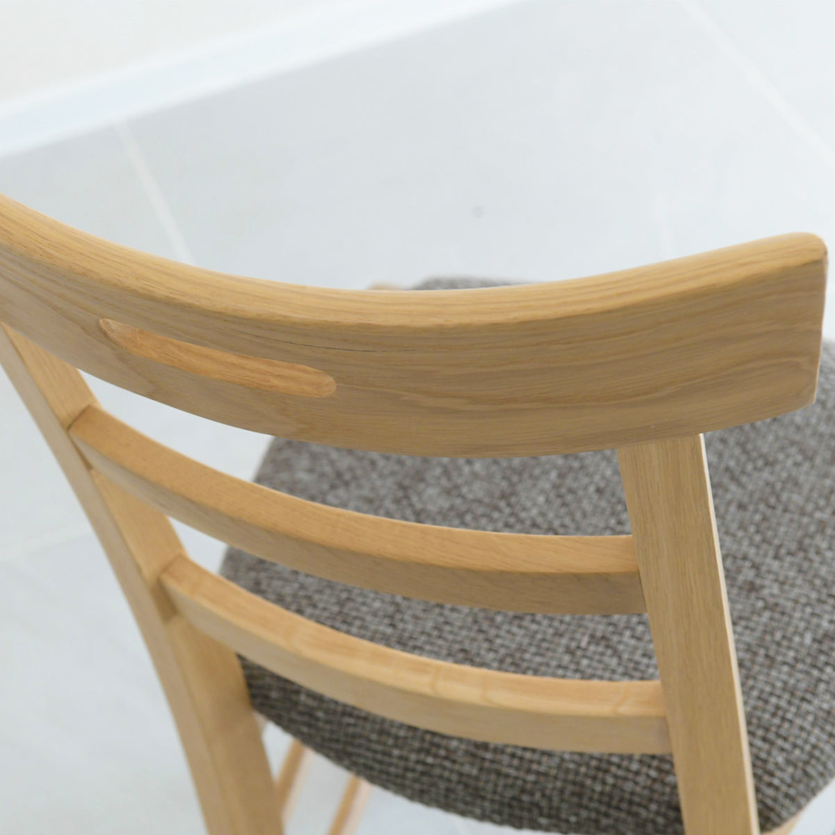 HUTTEN(ハッテン) 129-E/46 ダイニングチェア ハイバックタイプ 座面布張り 取っ手付き