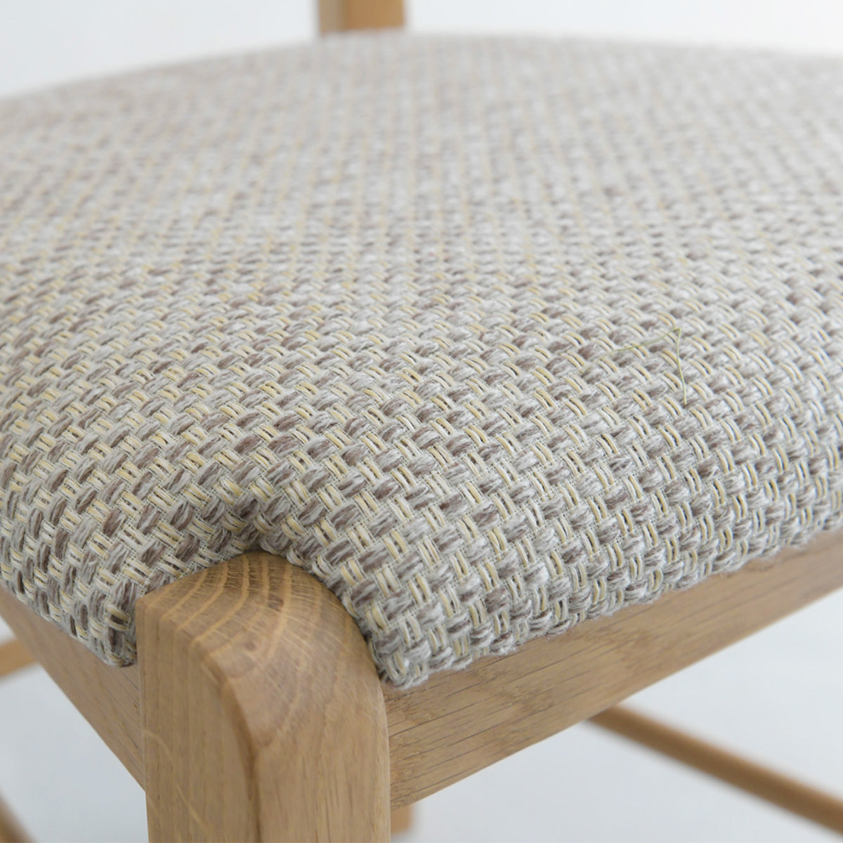 HUTTEN(ハッテン) 129-E/46 ダイニングチェア ハイバックタイプ 座面布張り 取っ手付き