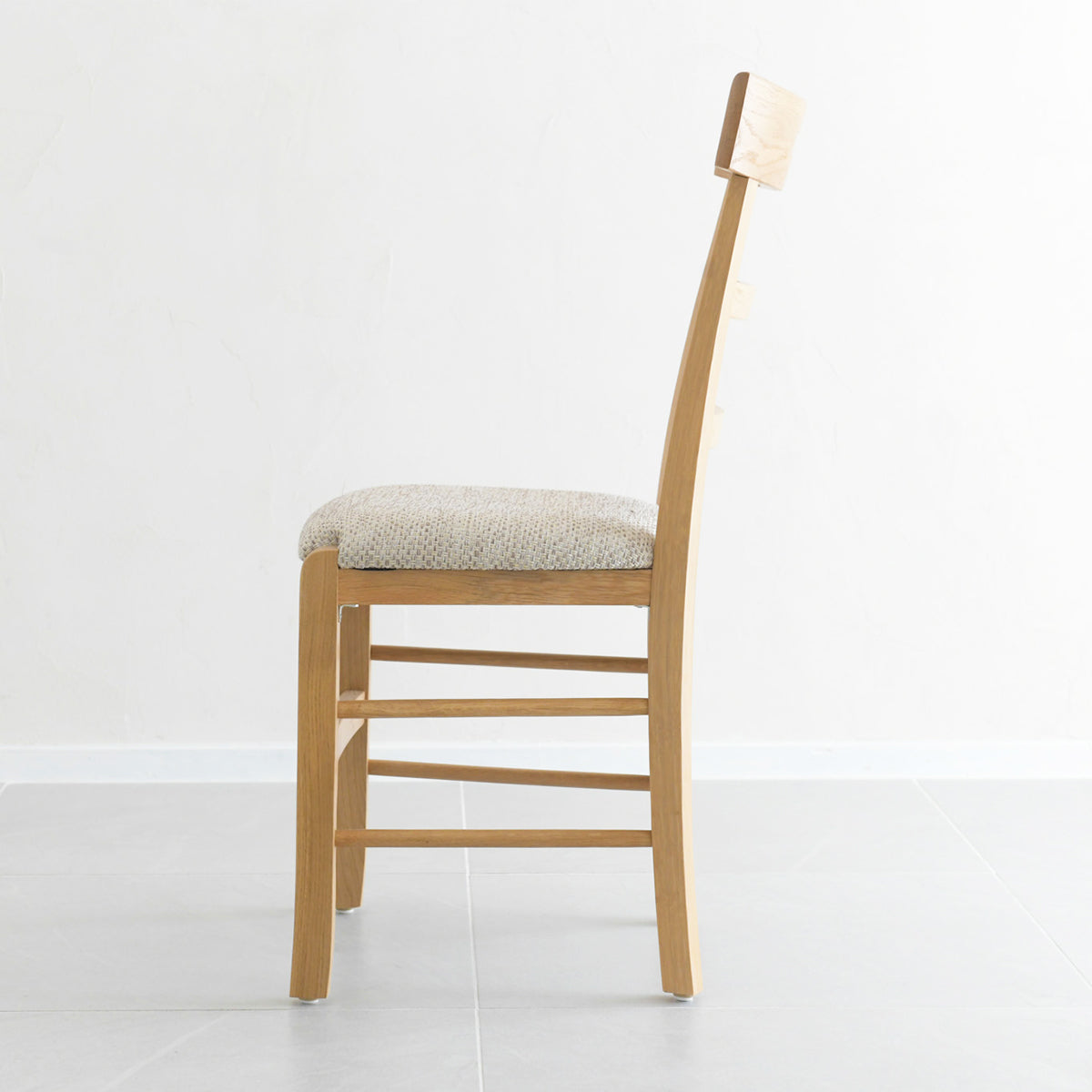 HUTTEN(ハッテン) 129-E/46 ダイニングチェア ハイバックタイプ 座面布張り 取っ手付き