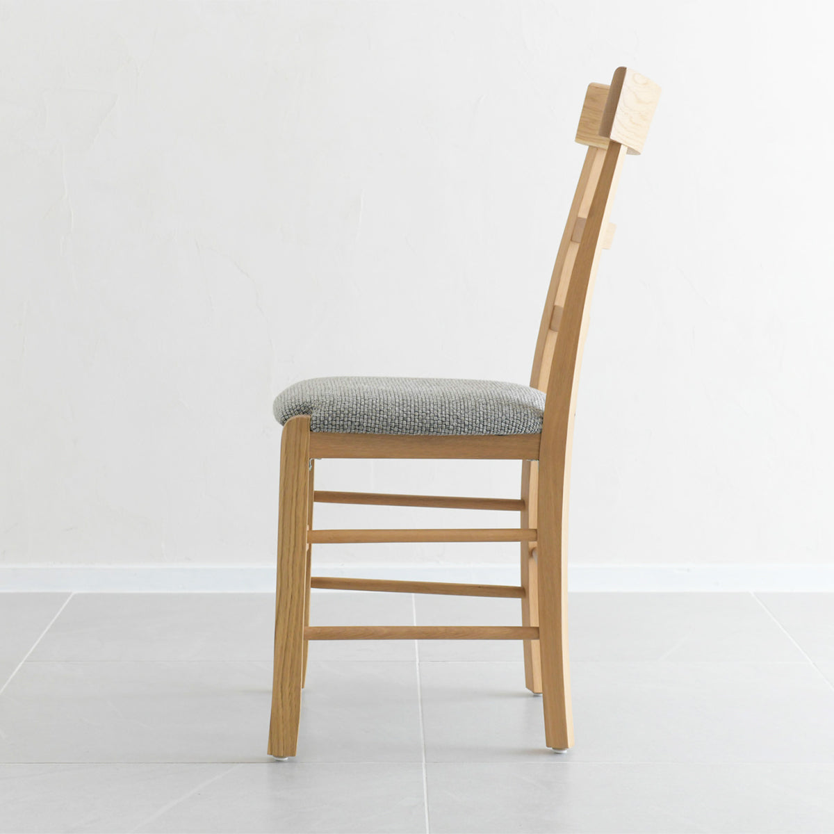 HUTTEN(ハッテン) 129-E/46 ダイニングチェア ハイバックタイプ 座面布張り 取っ手付き