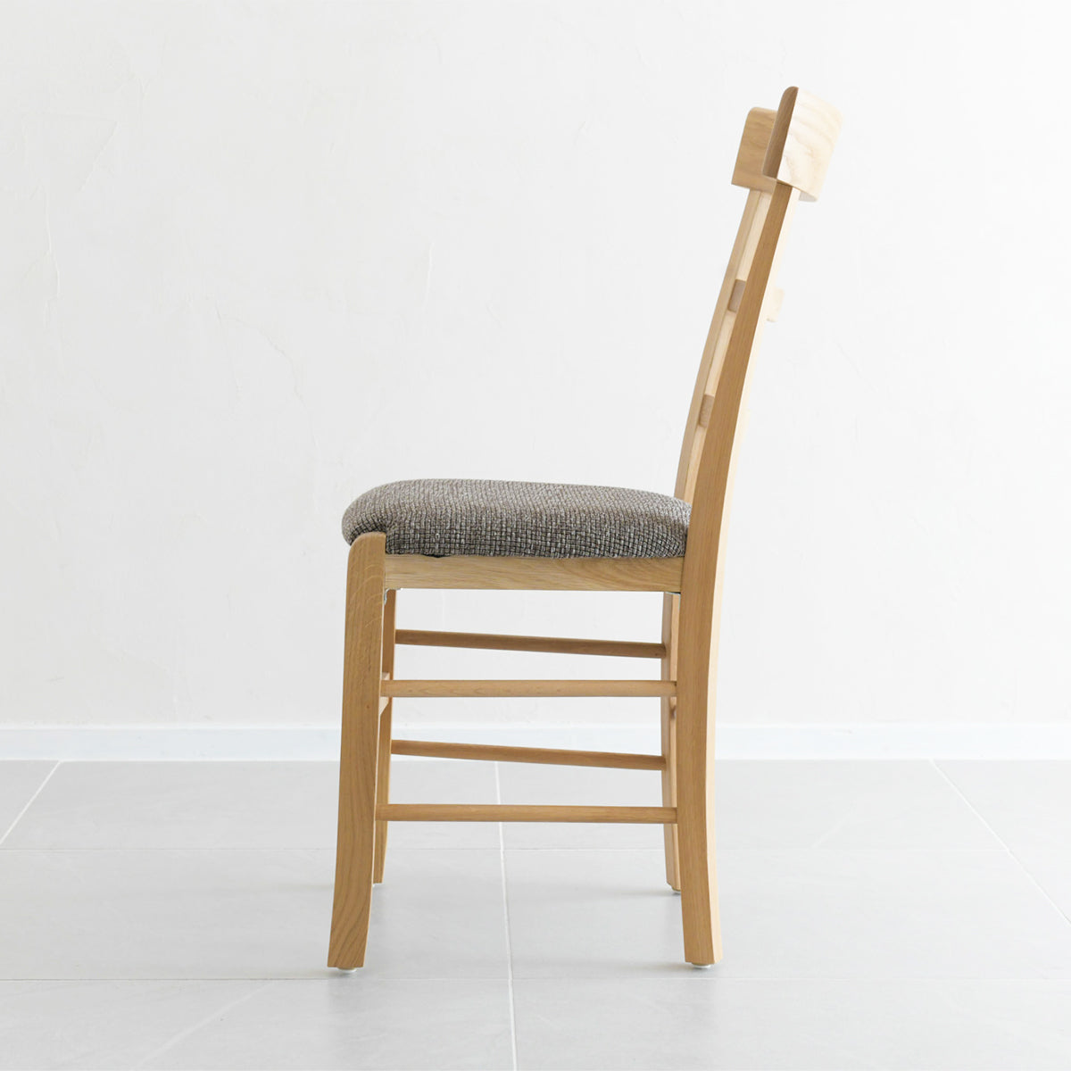 HUTTEN(ハッテン) 129-E/46 ダイニングチェア ハイバックタイプ 座面布張り 取っ手付き